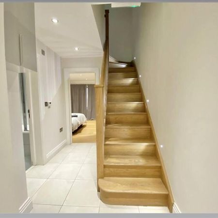 Luxury 4-Bed Apartment With Balcony & Garden, Near Emirates Stadium, 15 Mins To Central London Bagian luar foto
