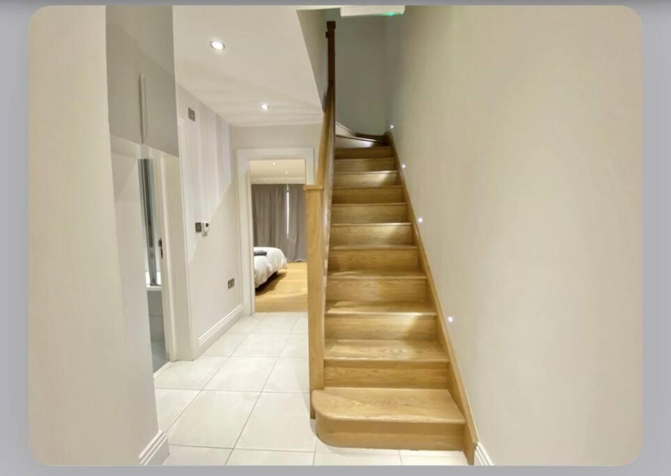 Luxury 4-Bed Apartment With Balcony & Garden, Near Emirates Stadium, 15 Mins To Central London Bagian luar foto