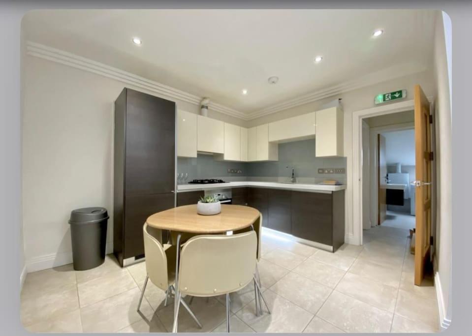 Luxury 4-Bed Apartment With Balcony & Garden, Near Emirates Stadium, 15 Mins To Central London Bagian luar foto