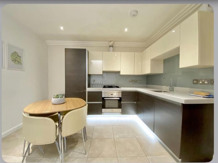Luxury 4-Bed Apartment With Balcony & Garden, Near Emirates Stadium, 15 Mins To Central London Bagian luar foto