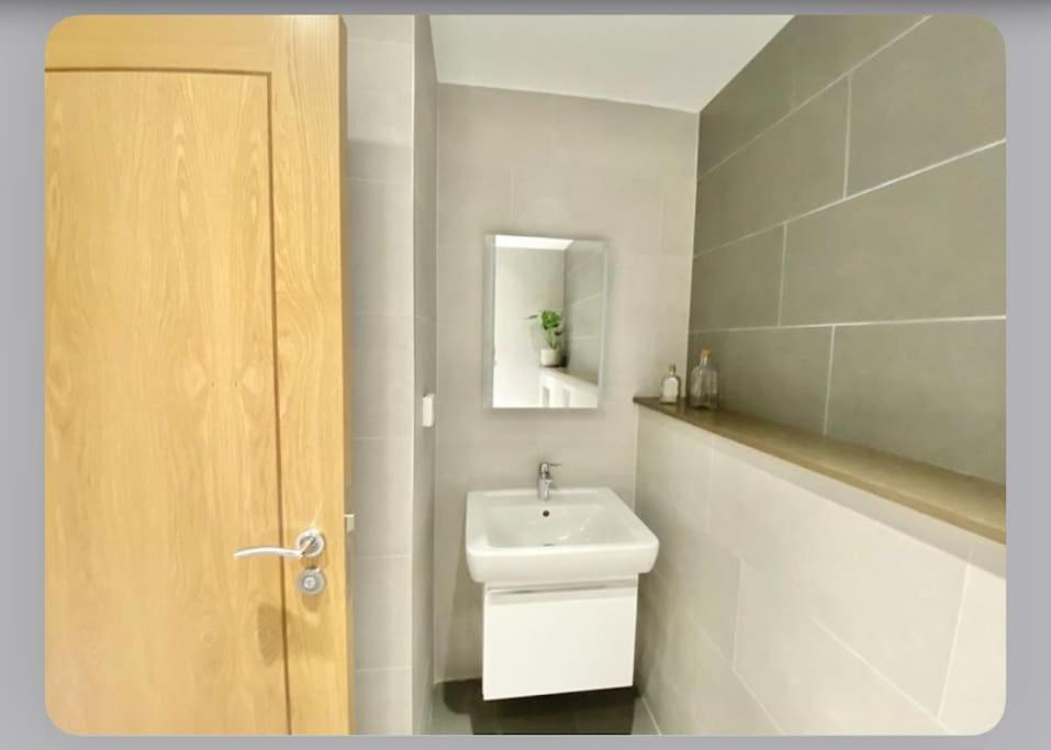 Luxury 4-Bed Apartment With Balcony & Garden, Near Emirates Stadium, 15 Mins To Central London Bagian luar foto