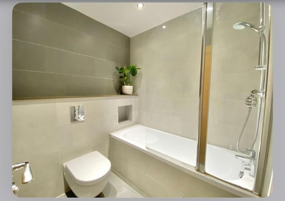 Luxury 4-Bed Apartment With Balcony & Garden, Near Emirates Stadium, 15 Mins To Central London Bagian luar foto