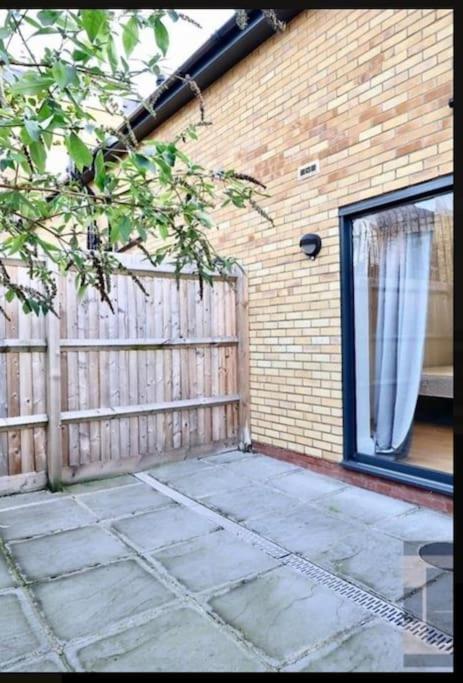 Luxury 4-Bed Apartment With Balcony & Garden, Near Emirates Stadium, 15 Mins To Central London Bagian luar foto