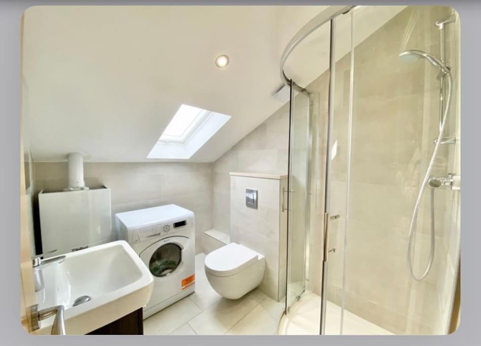 Luxury 4-Bed Apartment With Balcony & Garden, Near Emirates Stadium, 15 Mins To Central London Bagian luar foto