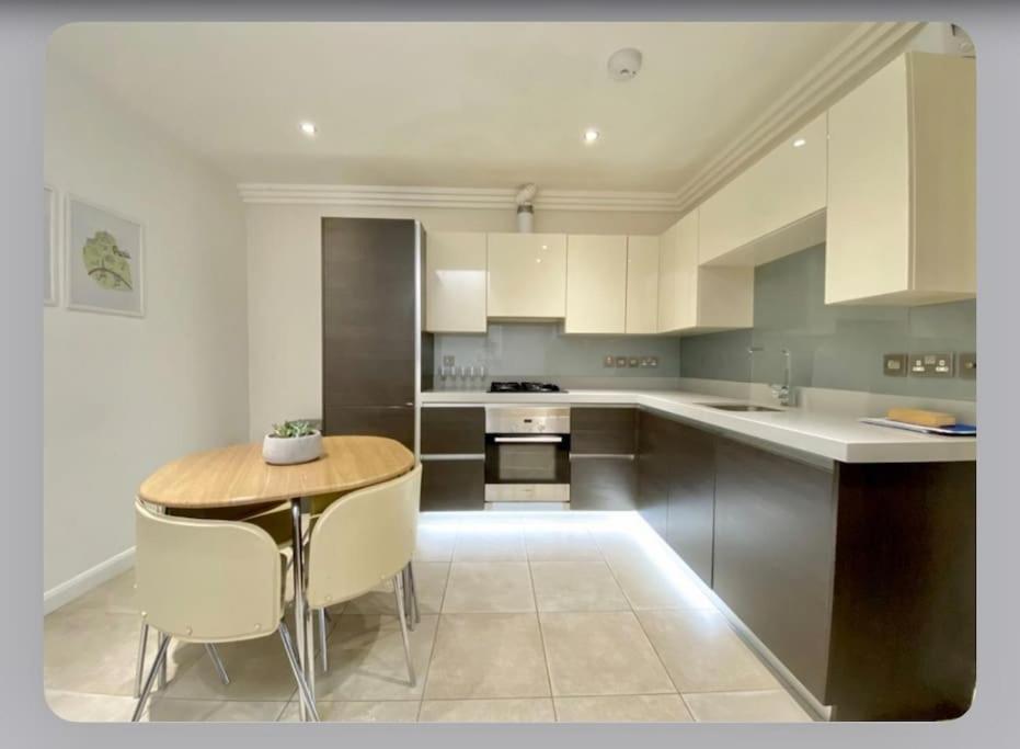 Luxury 4-Bed Apartment With Balcony & Garden, Near Emirates Stadium, 15 Mins To Central London Bagian luar foto