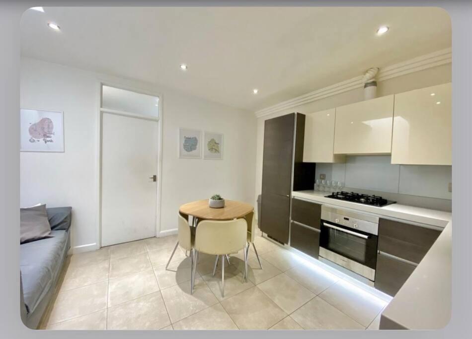 Luxury 4-Bed Apartment With Balcony & Garden, Near Emirates Stadium, 15 Mins To Central London Bagian luar foto